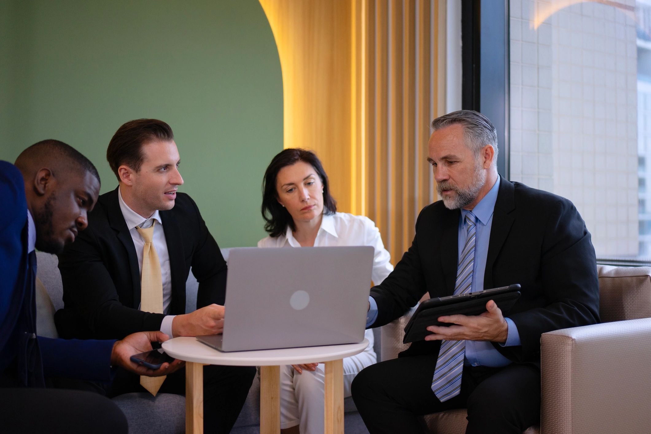 Equipo corporativo reunido en una sesión de compliance y gestión de riesgos